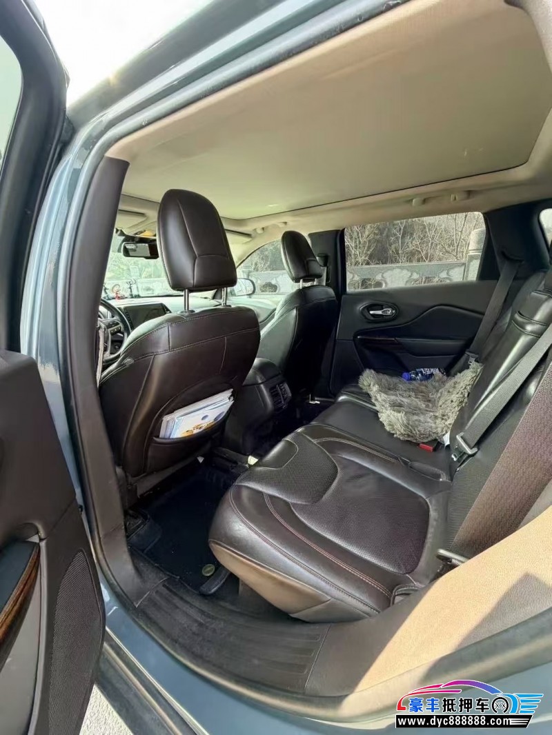 19年Jeep自由光轿车抵押车出售