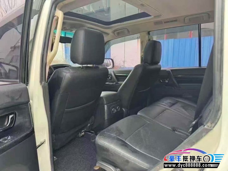 19年三菱帕杰罗轿车抵押车出售