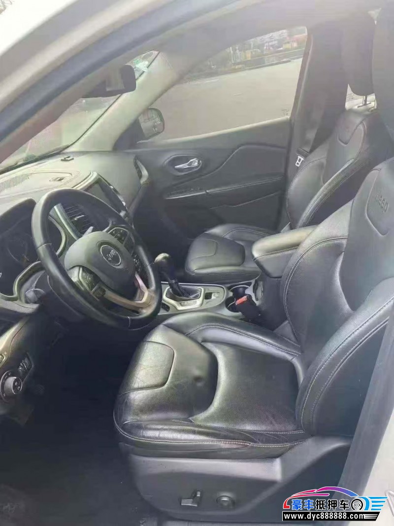 17年Jeep自由光轿车抵押车出售