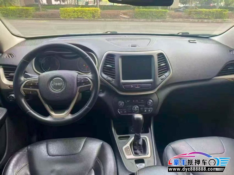 17年Jeep自由光轿车抵押车出售