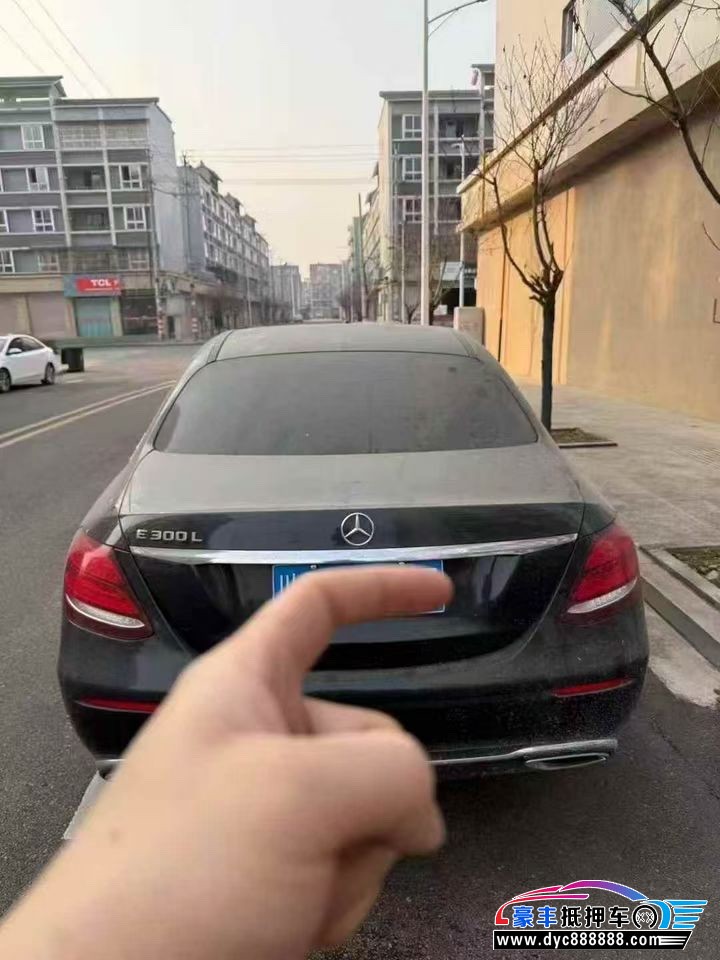 17年奔驰E轿车抵押车出售