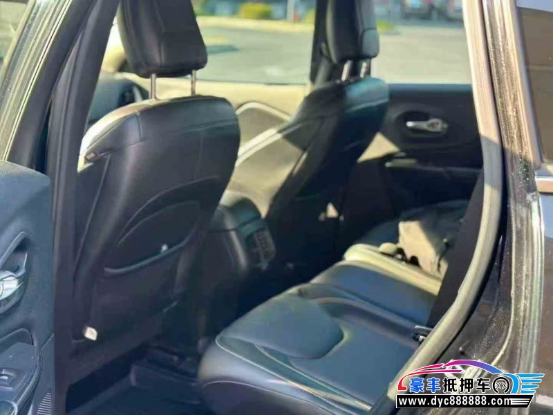 17年Jeep自由光轿车抵押车出售