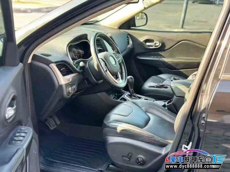 17年Jeep自由光轿车抵押车出售