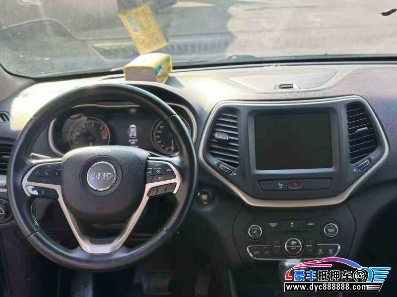 17年Jeep自由光轿车抵押车出售