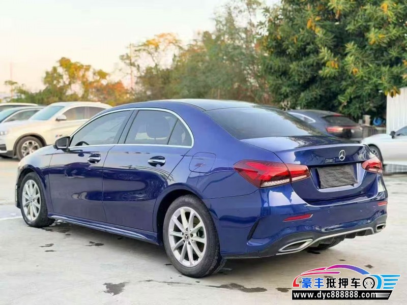 21年奔驰A轿车抵押车出售