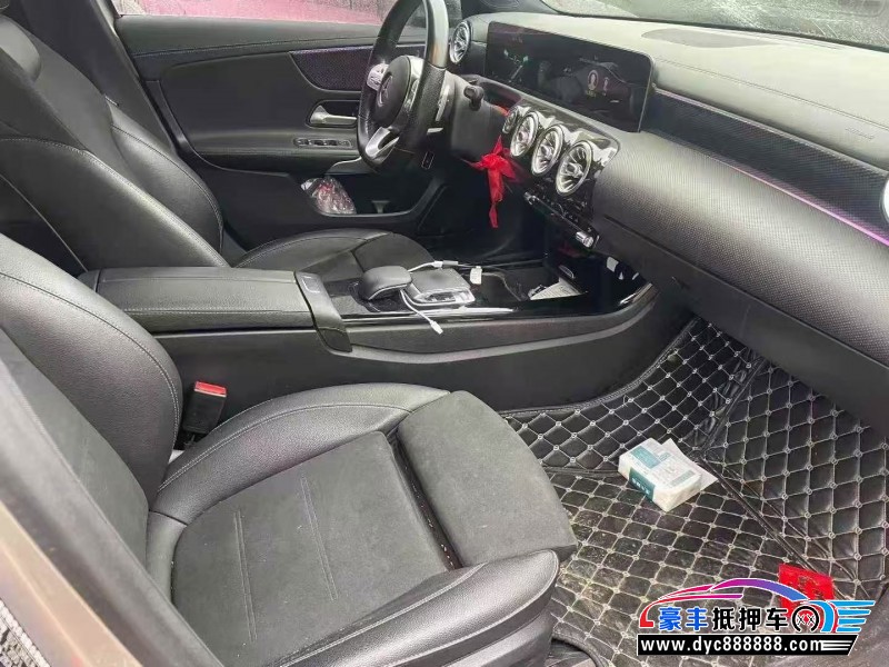 19年奔驰A轿车抵押车出售