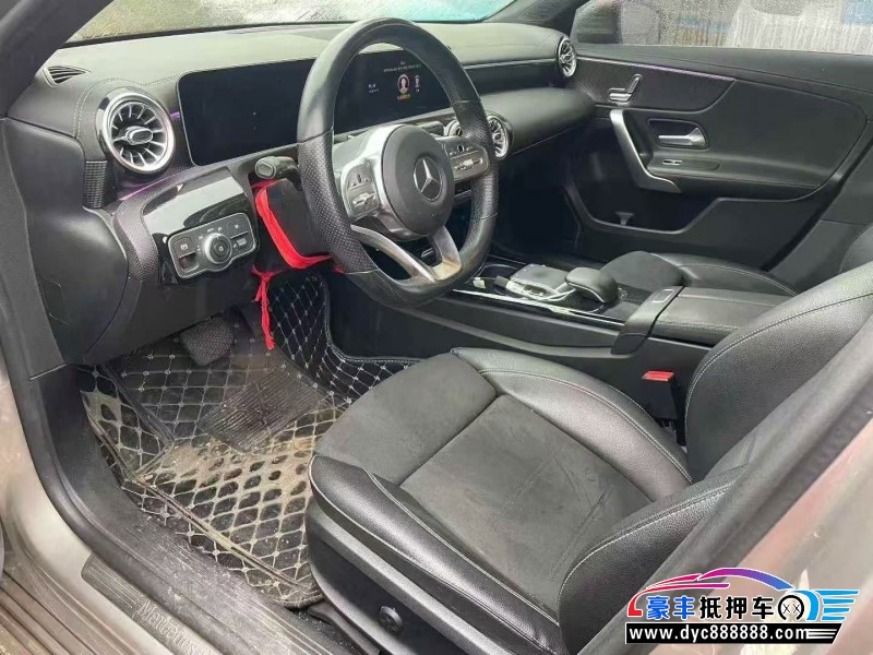 19年奔驰A轿车抵押车出售