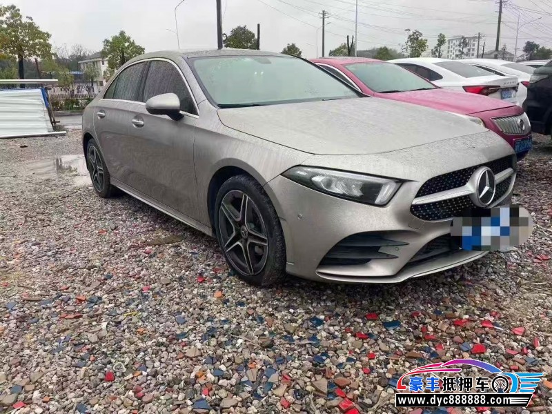 19年奔驰A轿车抵押车出售