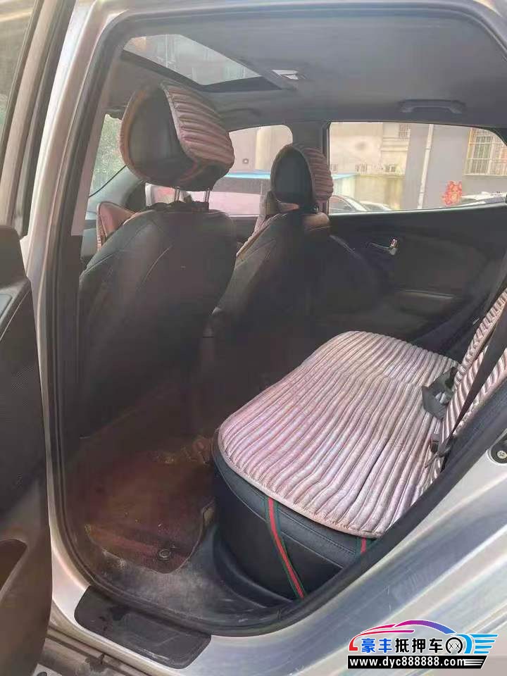 13年现代ix35轿车抵押车出售