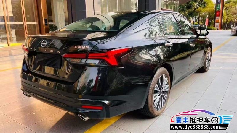 25年日产天籁轿车抵押车出售