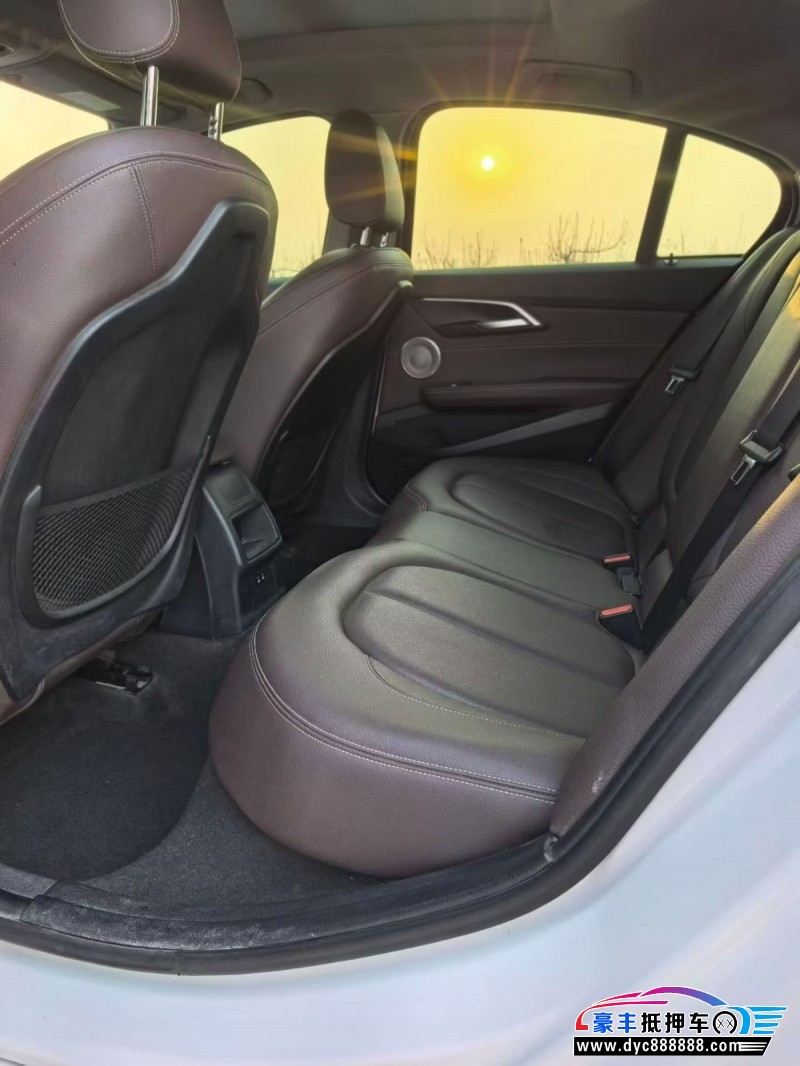 21年宝马1系轿车抵押车出售