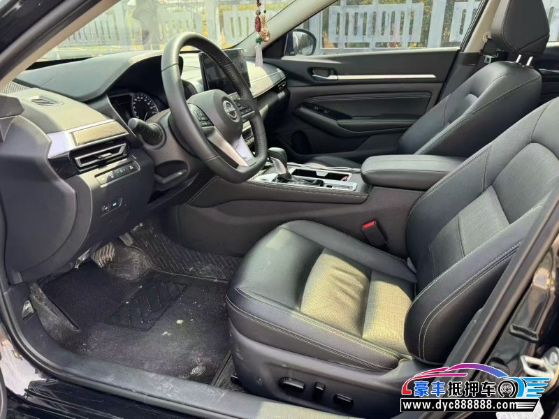 25年日产天籁轿车抵押车出售