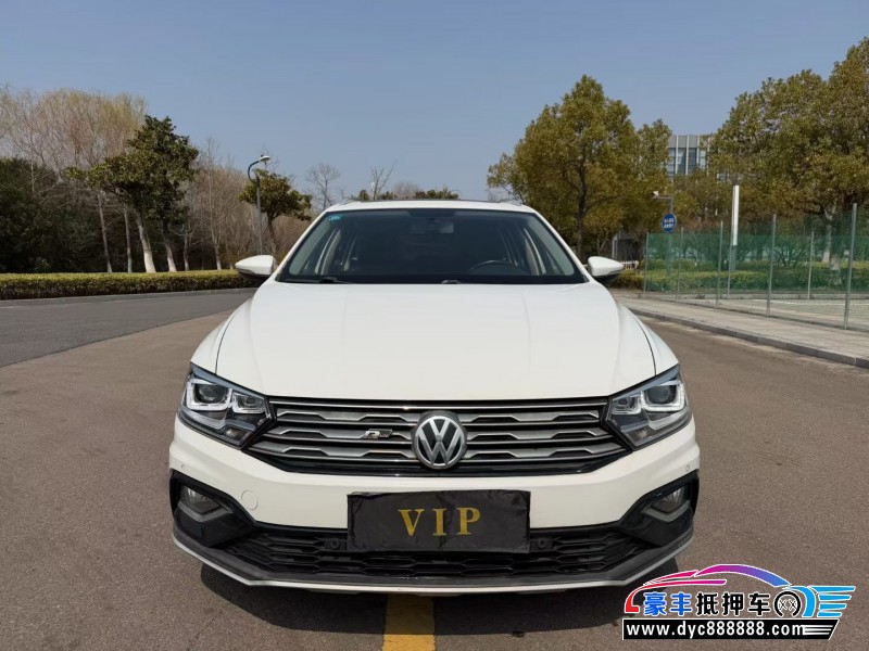 抵押车出售18年大众蔚领轿车