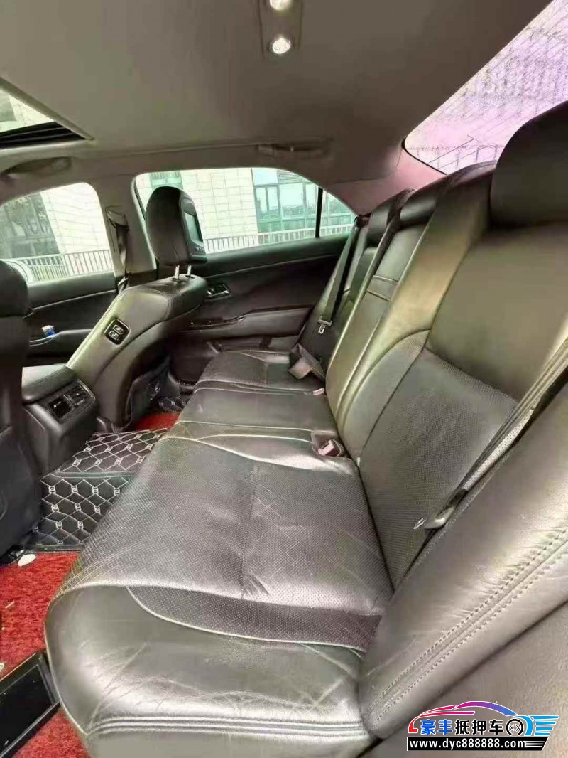 14年丰田皇冠轿车抵押车出售