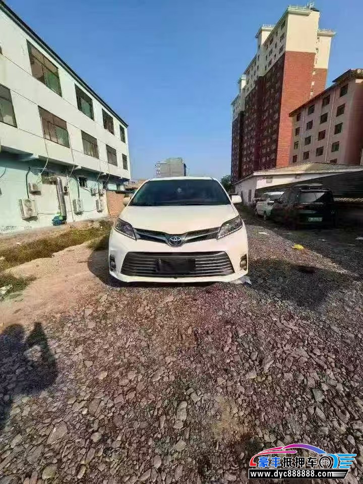 抵押车出售18年丰田塞纳轿车
