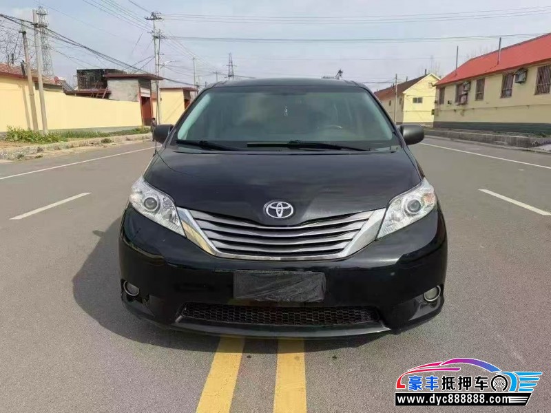 抵押车出售17年丰田塞纳轿车