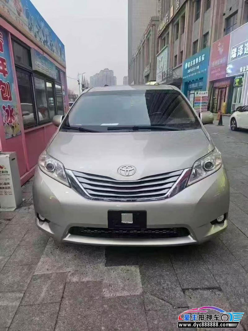 抵押车出售17年丰田塞纳轿车