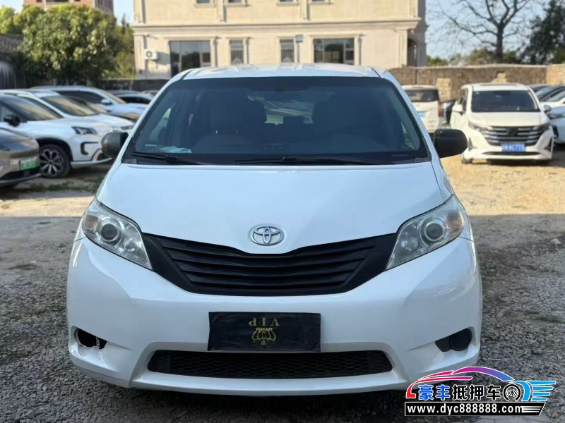 抵押车出售12年丰田塞纳轿车