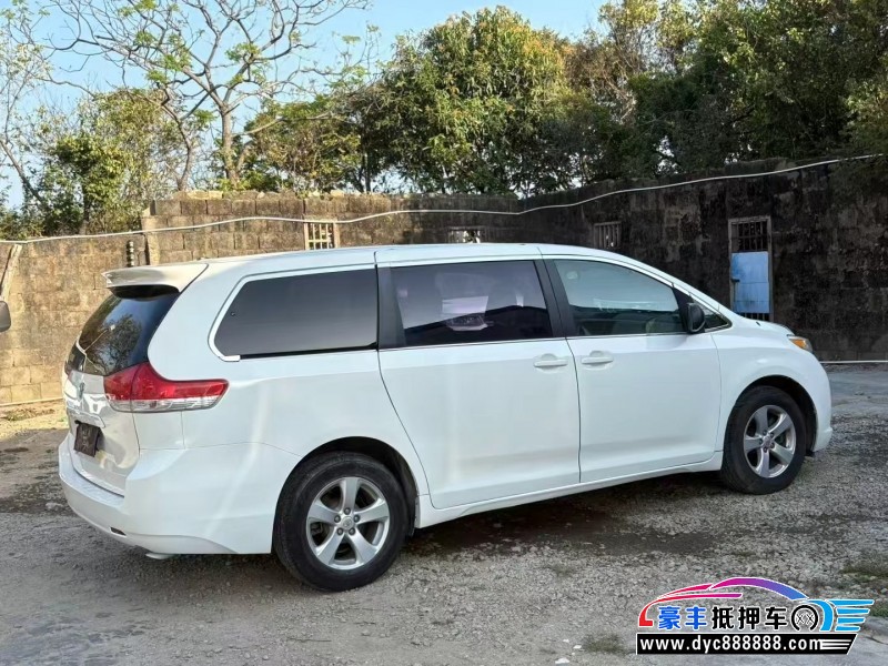 12年丰田塞纳轿车抵押车出售