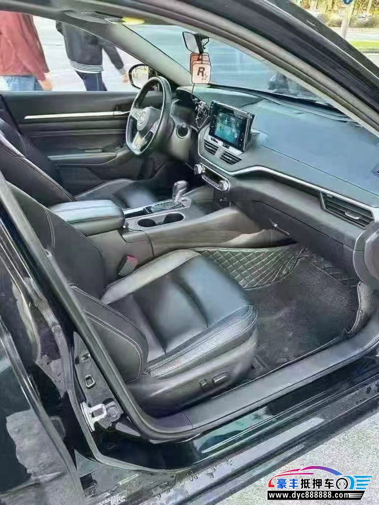 19年日产天籁轿车抵押车出售