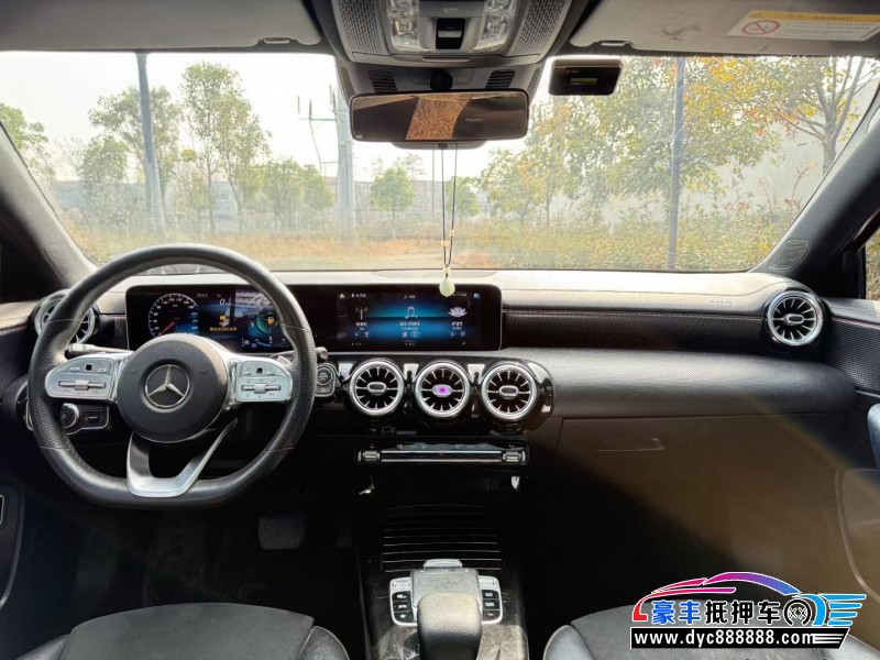 19年奔驰A轿车抵押车出售