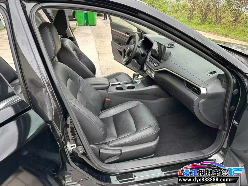 22年日产天籁轿车抵押车出售