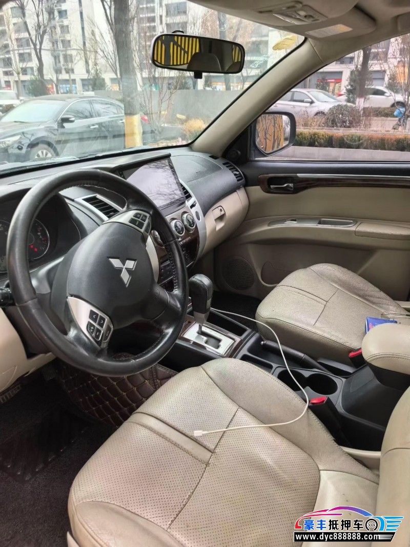 14年三菱帕杰罗·劲畅轿车抵押车出售