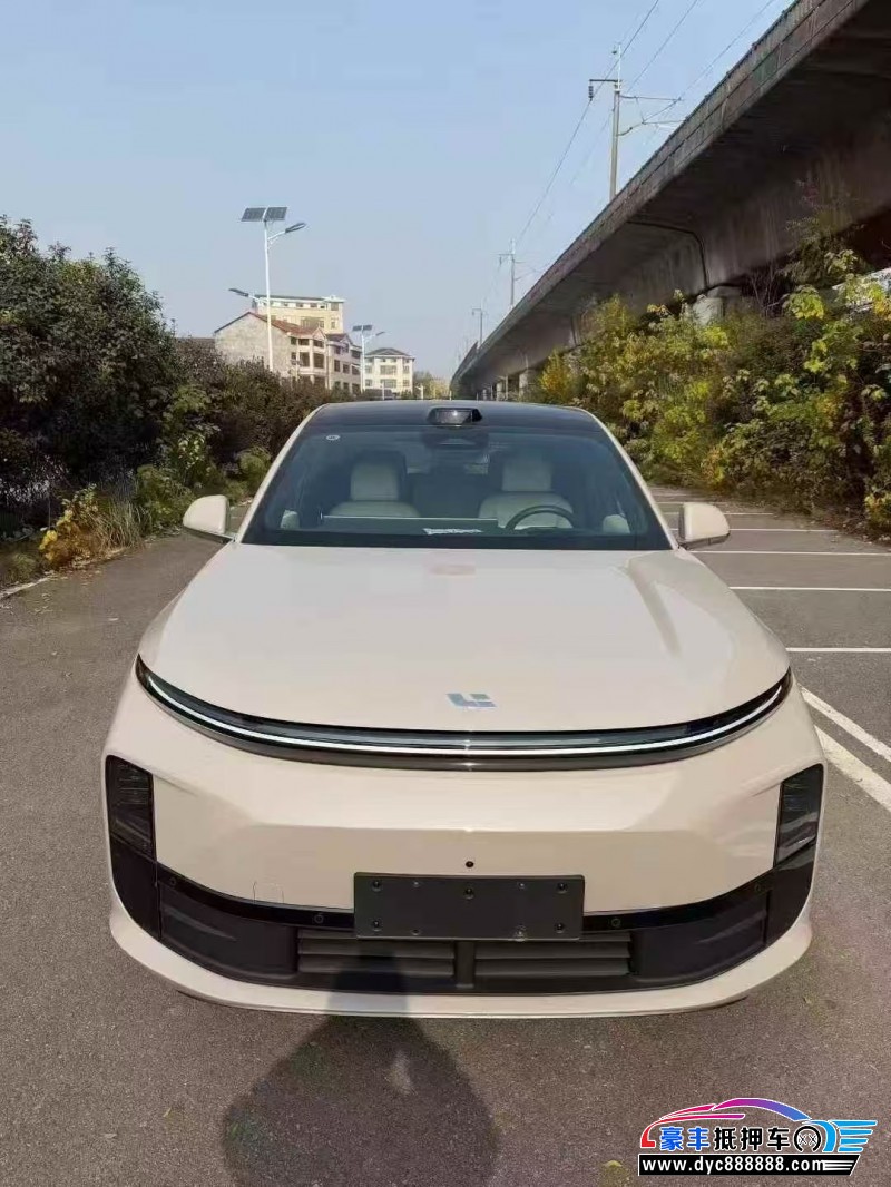 抵押车出售24年理想L6轿车