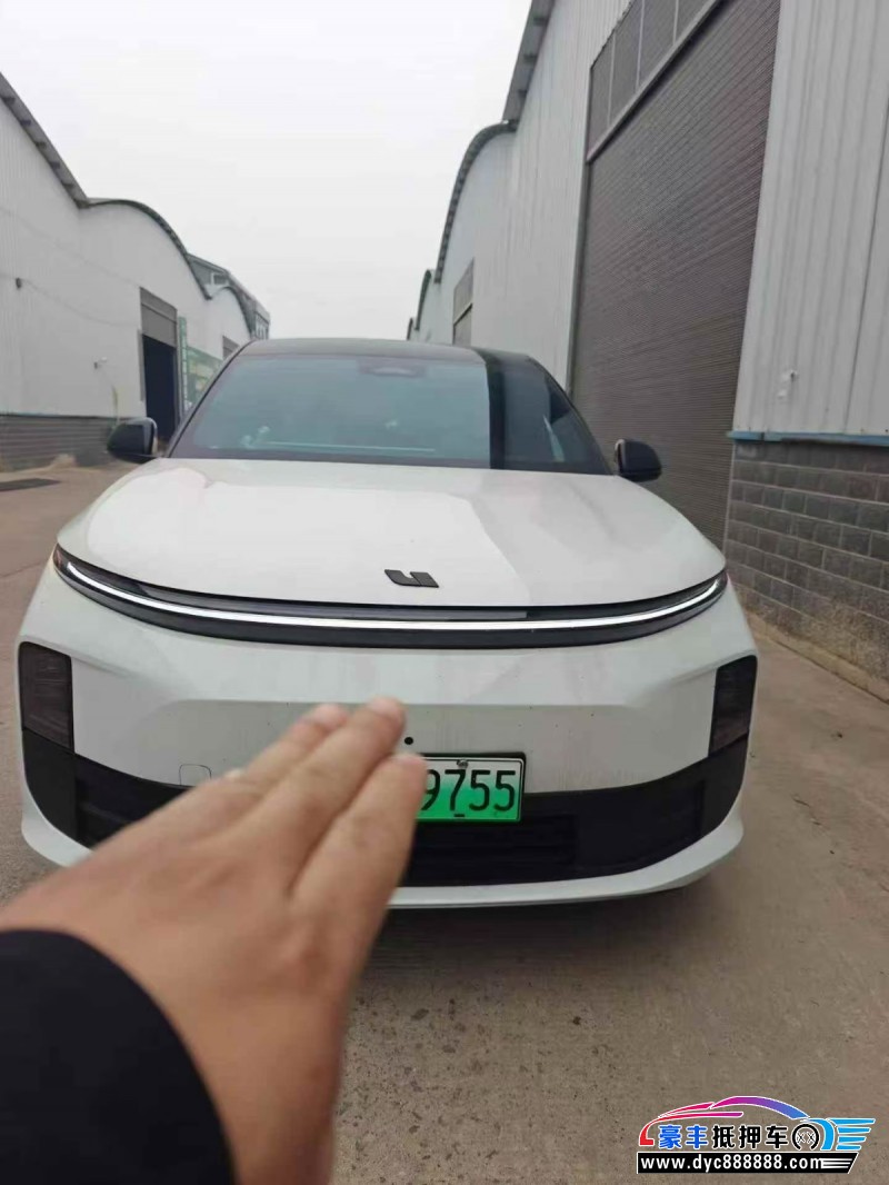 抵押车出售24年理想L6轿车