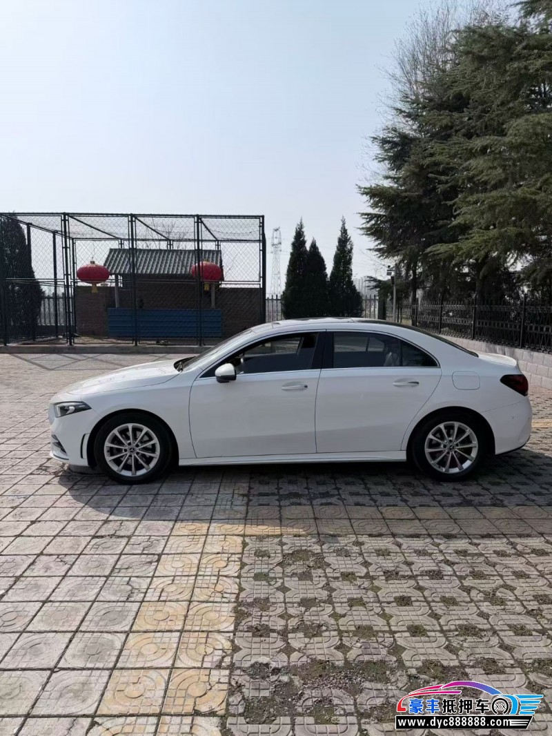 21年奔驰A轿车抵押车出售