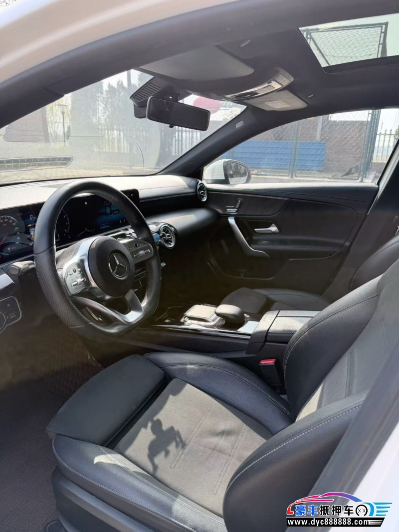 21年奔驰A轿车抵押车出售