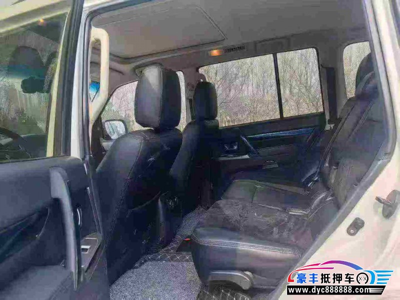 19年三菱帕杰罗轿车抵押车出售