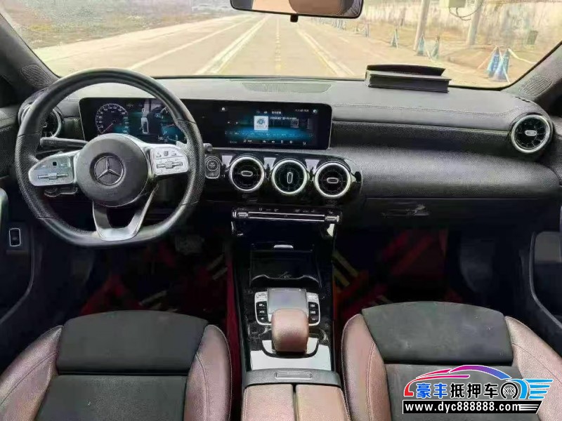 19年奔驰A轿车抵押车出售