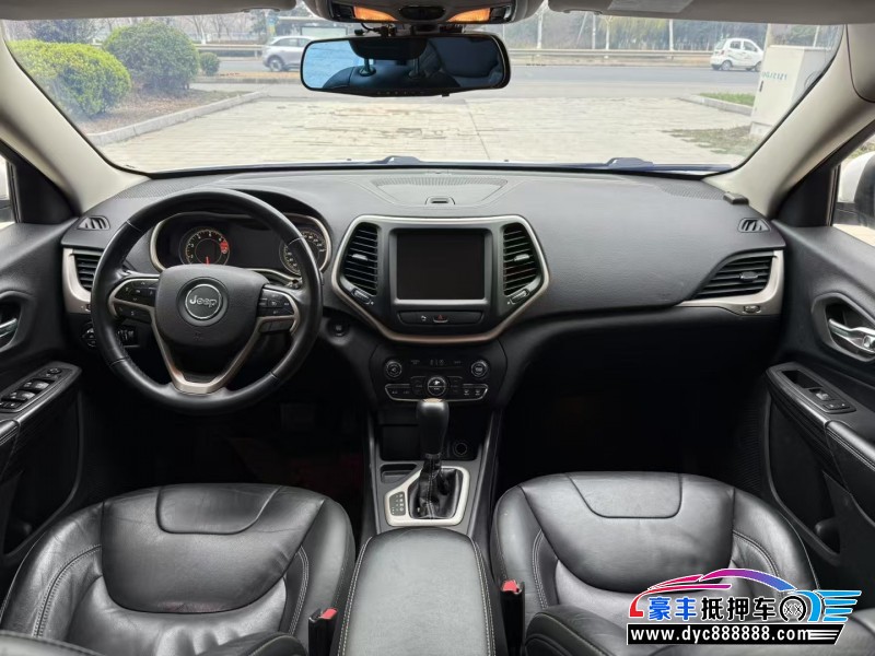 18年Jeep自由光轿车抵押车出售