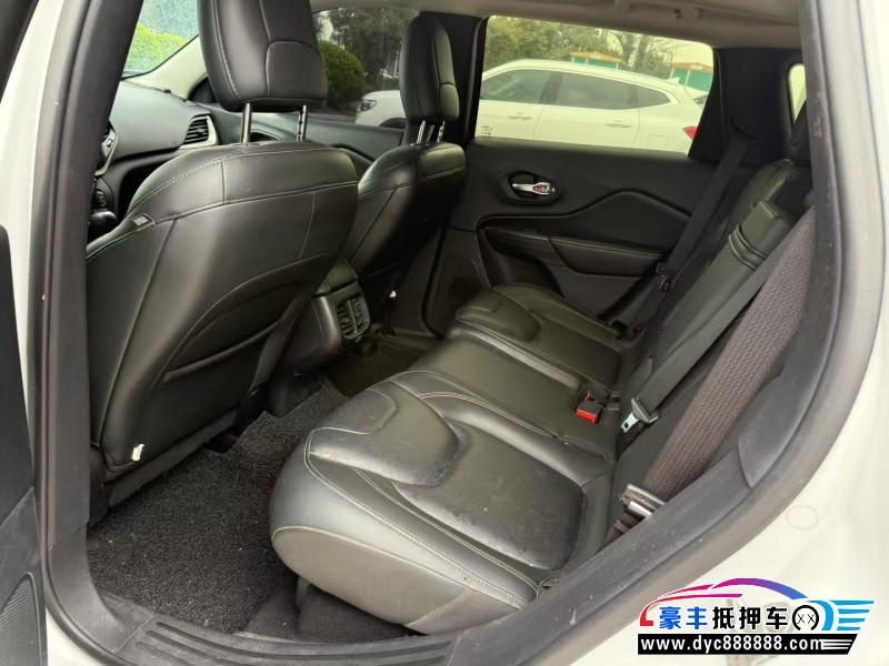 18年Jeep自由光轿车抵押车出售