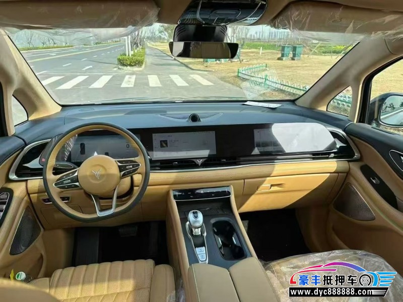 24年岚图梦想家轿车抵押车出售