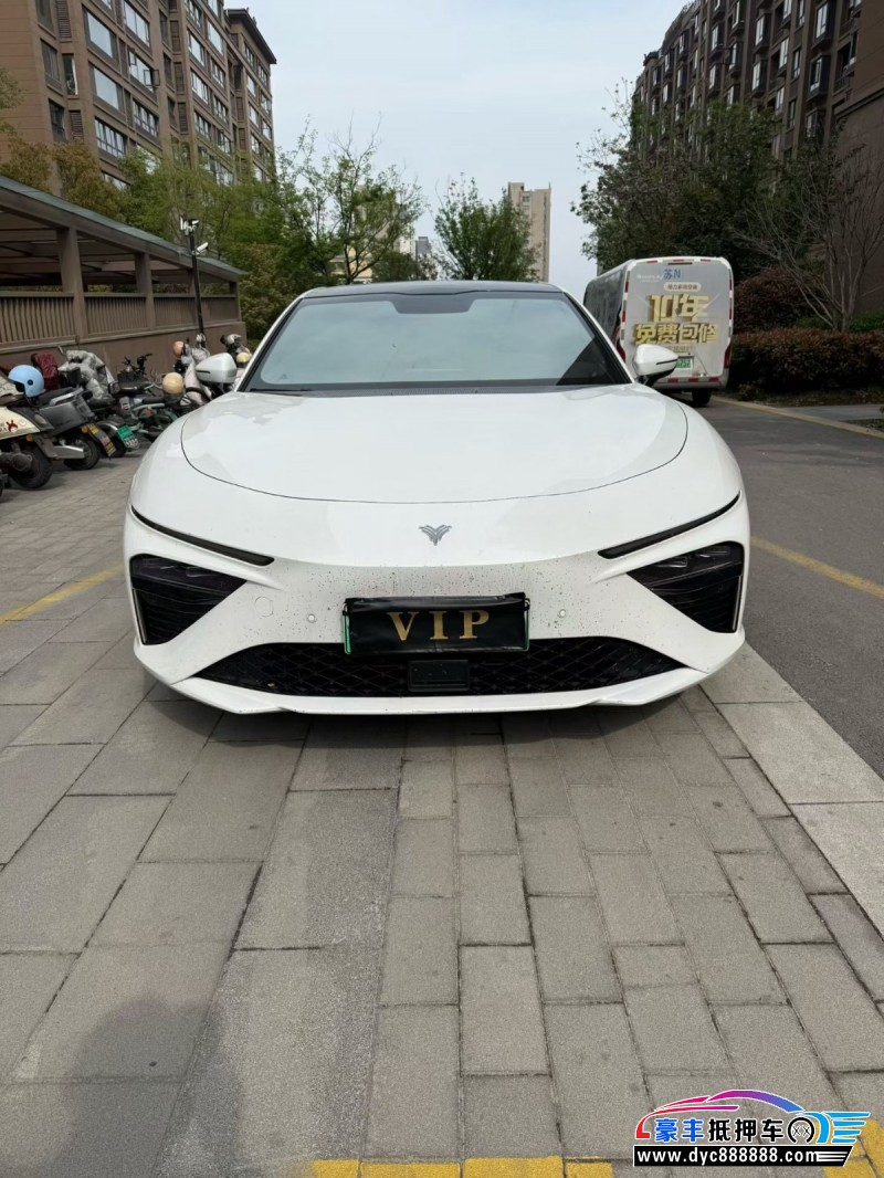 抵押车出售24年哪吒S轿车