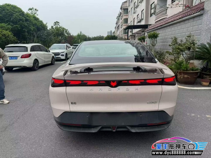 26年极狐阿尔法S轿车抵押车出售