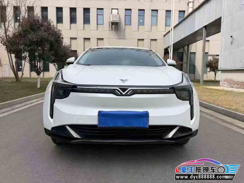 抵押车出售23年哪吒U轿车