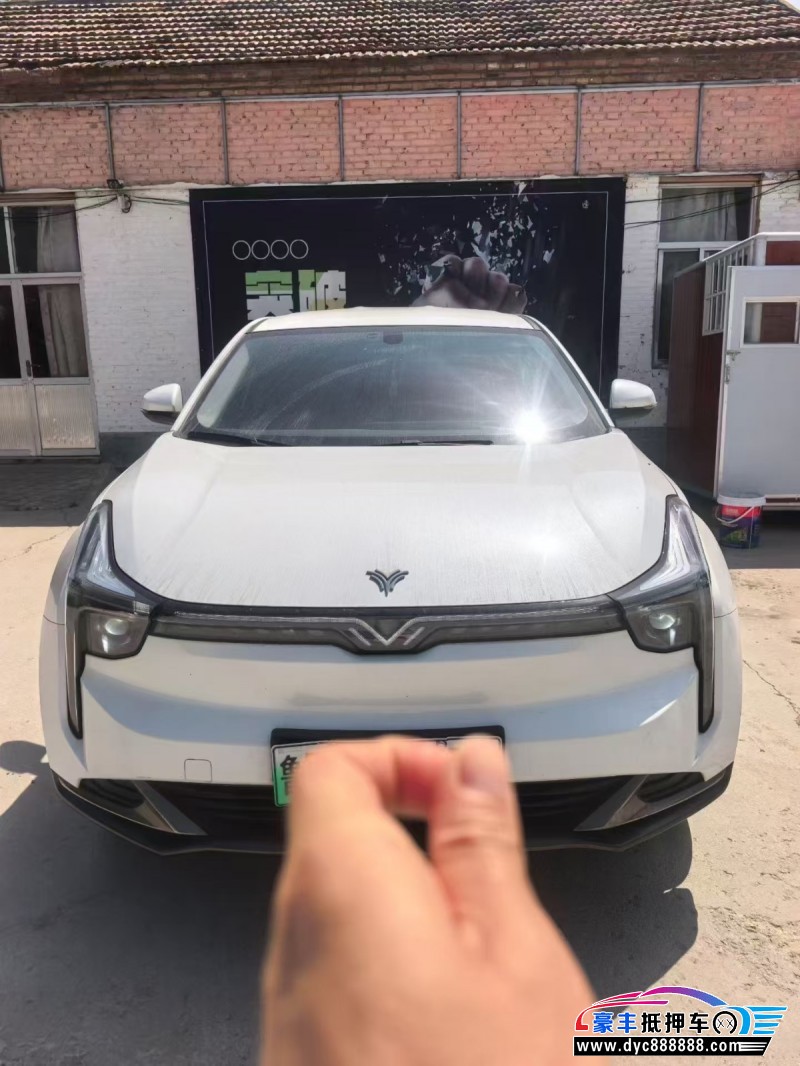抵押车出售23年哪吒U轿车