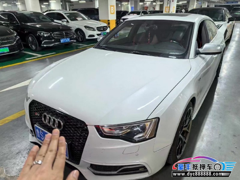 抵押车出售17年奥迪S5轿车