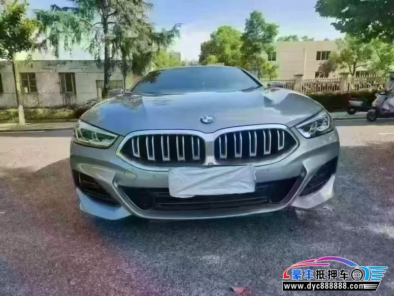 抵押车出售24年宝马8系轿车