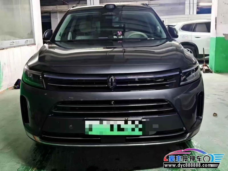 24年华为问界轿车