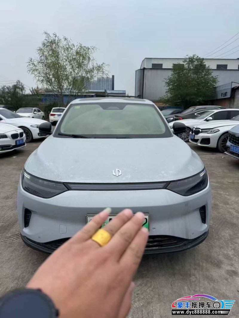 抵押车出售24年零跑C11轿车