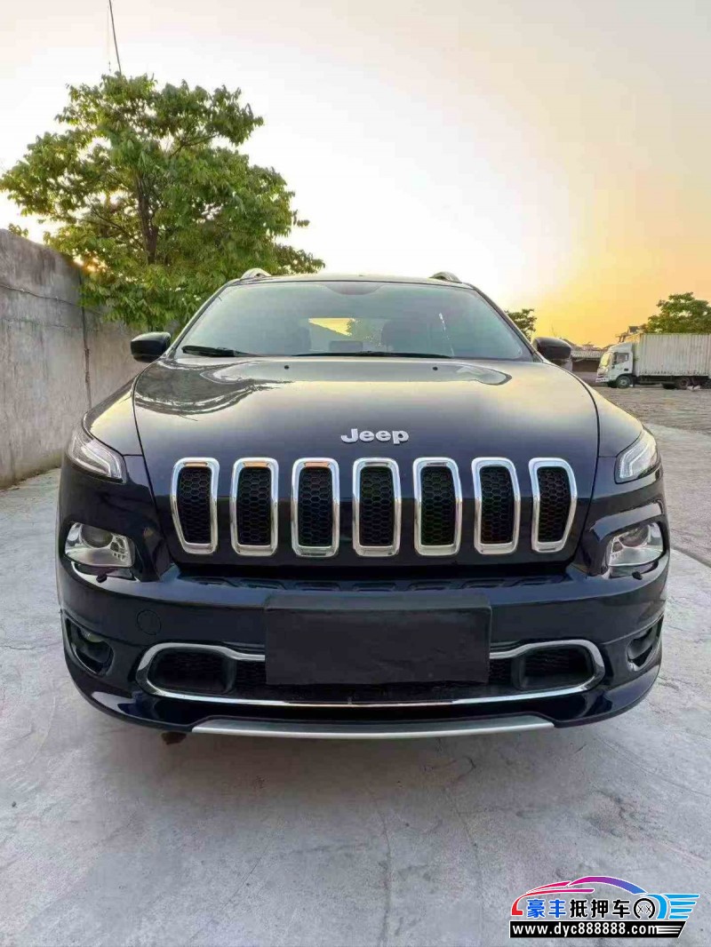 18年Jeep自由光轿车抵押车出售