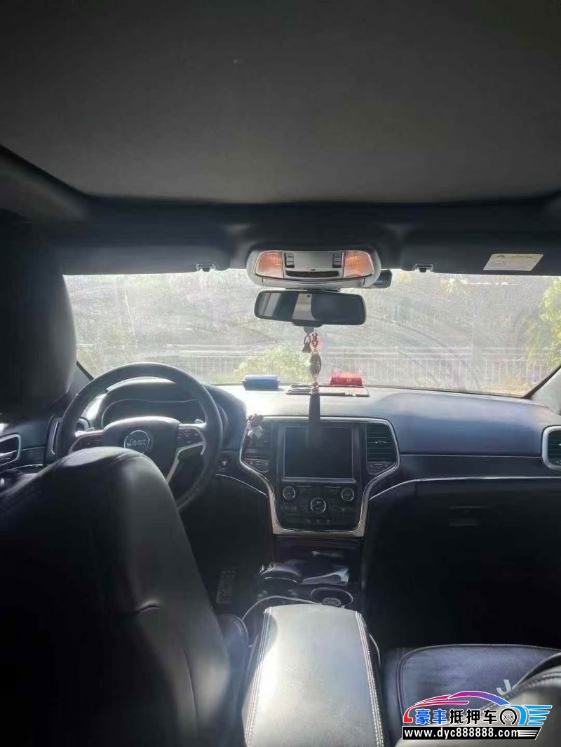 15年Jeep大切诺基轿车抵押车出售