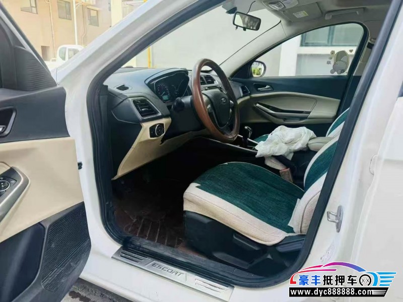 15年福特福睿斯轿车抵押车出售