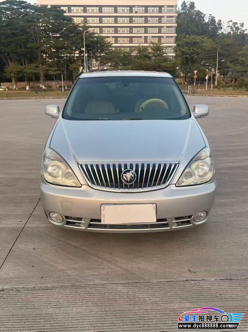 抵押车出售17年别克GL8轿车