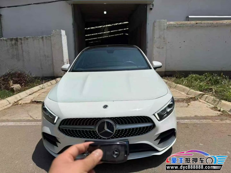 22年奔驰A轿车抵押车出售