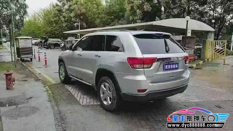 13年Jeep切诺基轿车抵押车出售